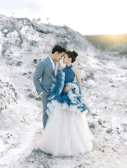 Foto-foto prewedding Jessica Jane dan Erwin Phang sukses mencuri perhatian di media sosial. Mengusung konsep yang elegan dan penuh kehangatan, pemotretan ini terasa seperti adegan romantis dalam drama China.  [@jessicajane99].