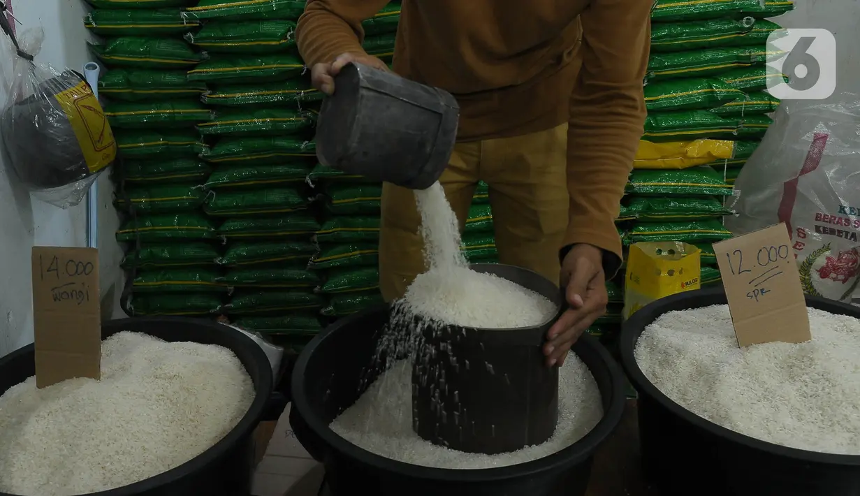 Pedagang beras di Pasar Perumnas Klender, Jakarta Timur, Senin (28/8/2023). (merdeka.com/Imam Buhori)