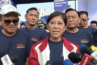 Menteri Komunikasi dan Digital (Menkomdigi) Meutya Hafid saat menghadiri peringatan Hari Kebebasan Pers Dunia 2026 di kawasan Car Free Day (CFD) Jalan Jenderal Sudirman, Jakarta, Minggu (3/5/2026). (Liputan6.com/Ady Anugrahadi)
