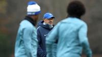 Pelatih Maurizio Sarri melihat pemainnya berlatih jelang menghadapi PAOK Thessaloniki di Pusat Pelatihan Cobham, Stoke D'Abernon (28/11). Chelsea mengincar posisi juara grup agar bisa mendapatkan lawan ringan di babak 32 besar. (AP Photo/John Walton)