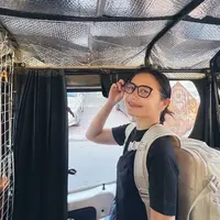 Negara pertama yang dikunjungi saat Prilly backpackeran ialah Kamboja. Selama trip, ia pub tampil santai seperti mengenakan atasan kaos lengan pendek hitam. [@prillylatuconsina96]