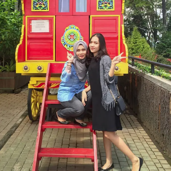 membalas senyum mama