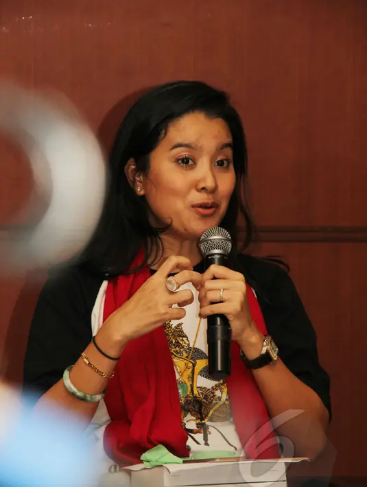Artis Marcella Zalianty memberikan keterangan pers usai latihan pertunjukan wayang orang dengan lakon Lahirnya Parikesit di Jakarta, Sabtu (21/3/2015). Pertunjukan itu akan digelar di Teater Jakarta TIM pada 26 Maret. (Liputan6.com/Helmi Afandi)