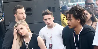 Pasangan sejoli yang masih belia, Chloe Moretz dan Brooklyn Beckham tertangkap kamera paparazi sedang berkencan sepanjang jalan di London, Inggris. Keduanya pun tak malu tutupi hubungan mereka. (AFP/Bintang.com) 