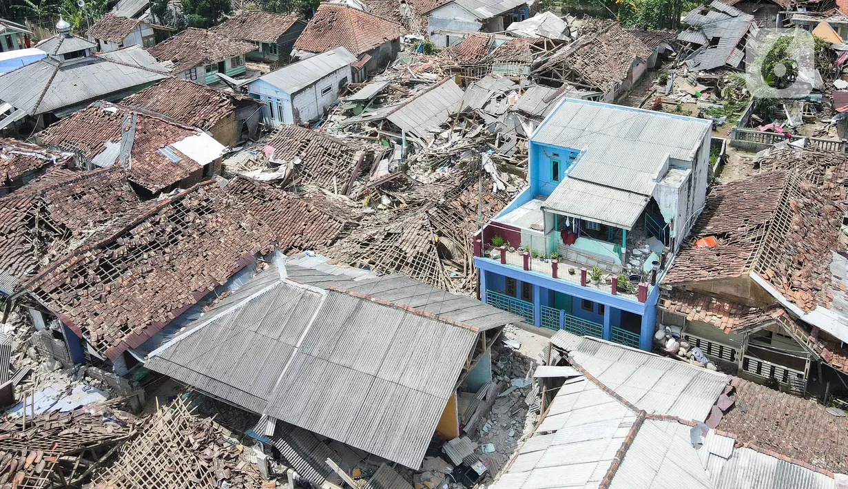 Foto udara memperlihatkan pemukiman yang hancur akibat gempa di Desa Sarampad, Kabupaten Cianjur, Jawa Barat, Selasa (22/11/2022). Kerusakan akibat gempa membuat kendaraan tidak bisa melintas untuk membawa bantuan bagi warga terdampak. (Liputan6.com/Herman Zakharia)