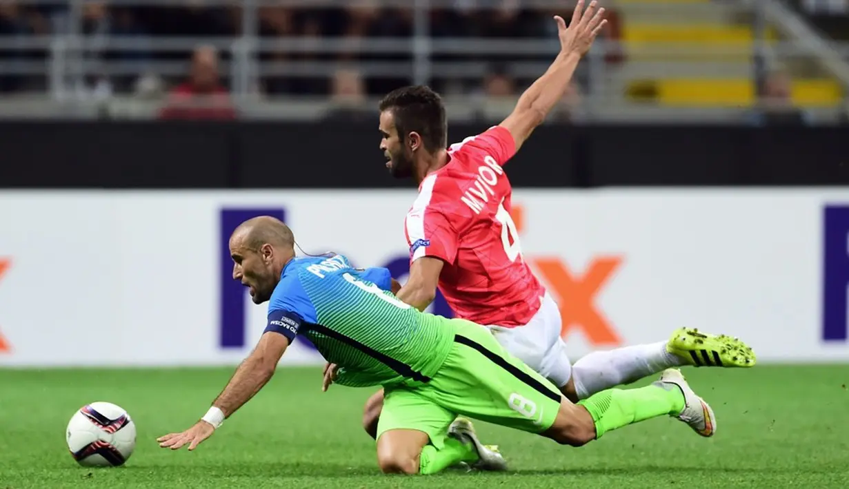 Pemain Inter Milan, Rodrigo Palacio, dilanggar pemain Hapoel Beer-Sheva, Miguel Vitor, pada laga Grup K Liga Europa di Giuseppe Meazza, Milan, Jumat (16/9/2016) dini hari WIB. (AFP/Giuseppe Cacace) 