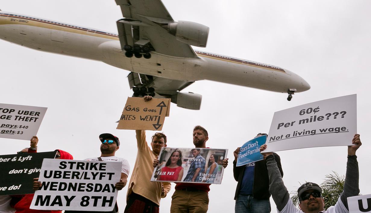Sopir taksi online Uber dan Lyft menggelar protes di sebuah taman dekat Bandara Internasional Los Angeles, AS, Rabu (8/5/2019). Aksi protes ini dilakukan menjelang penjualan saham perdana atau Initial Public Offering (IPO) Uber. (AP Photo/Damian Dovarganes)