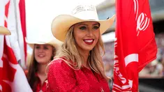 Seorang wanita memegang bendera saat penyelenggaraan festival  Calgary Stampede di Calgary , Alberta , Kanada, (9/7). Calgary Stampede merupakan perpaduan rodeo atau olahraga berkuda dengan festival yang diadakan setiap tahun.( REUTERS / Todd korol)