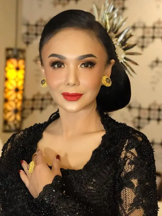 Untuk rambut, Yuni Shara memilih menyanggulnya dan memberi hiasan bulu ala Putri Keraton. Dilengkapi juga dengan giwang emas yang senada dengan cincin sebagai penyempurna penampilan. Dengan senyuman ramah, ia pun terlihat awet muda dan cantik jelita. (Liputan6.com/IG/@yunishara36)