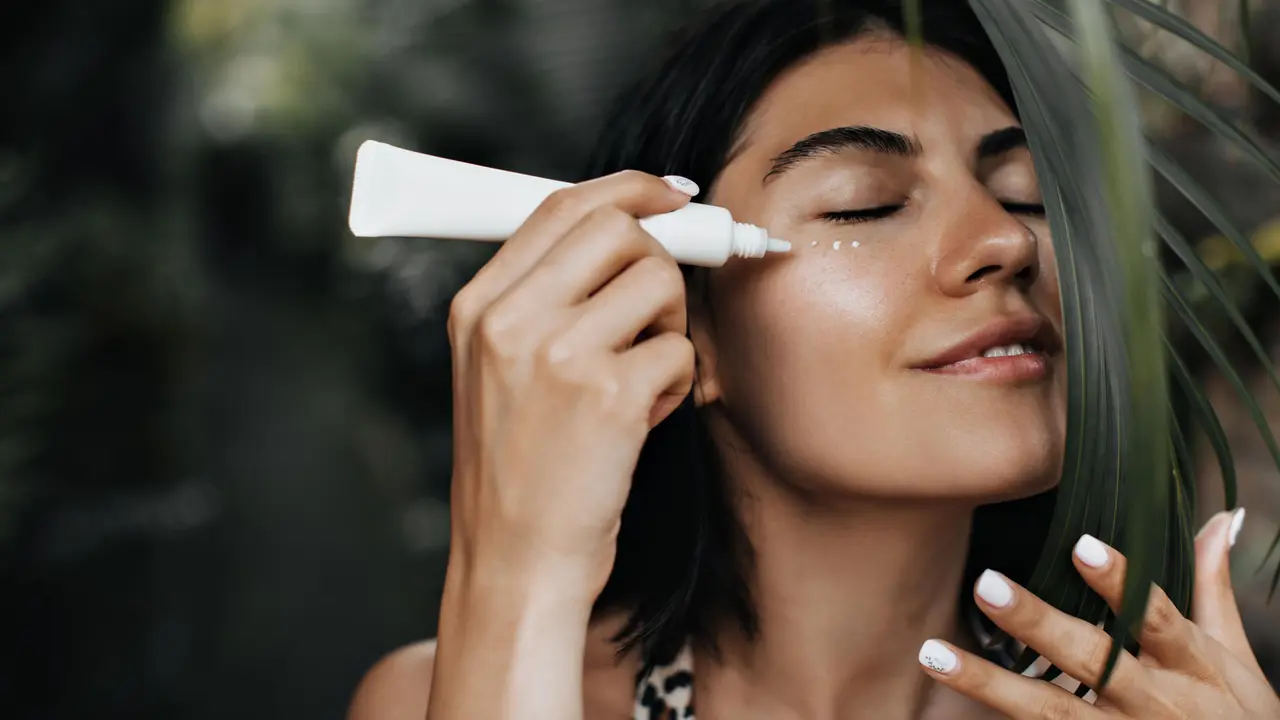 Kenali Trik Pakai Concealer Anti Pecah di Bawah Sinar Matahari yang Bikin Makeup Tetap Flawless Seharian
