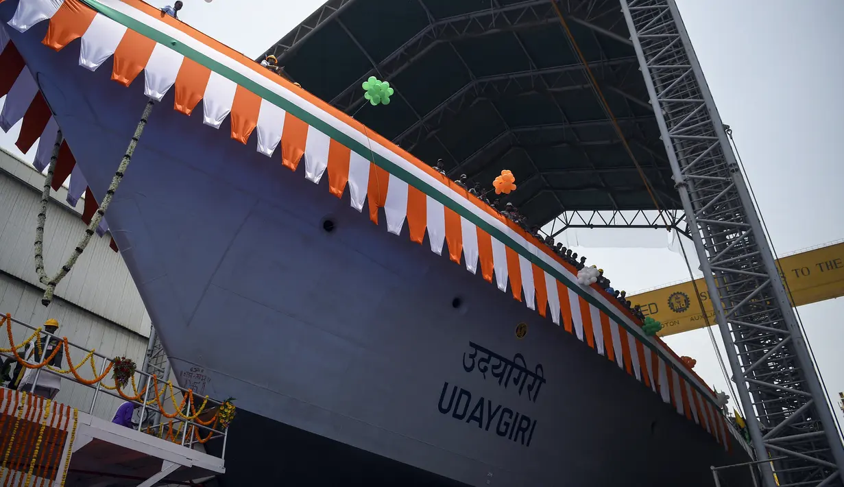 Orang-orang berdiri di atas kapal perang INS Udaygiri saat upacara peluncurannya di halaman Mazagaon Dock Shipbuilders Limited, Mumbai, India, Selasa (17/5/2022). (Punit PARANJPE/AFP)