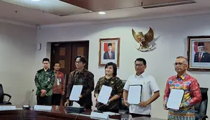 Kepala Staf Kepresidenan Moeldoko meneken nota kesepahaman atau MoU Festival HAM 2023 dengan Komnas HAM dan International NGO Forum on Indonesian Development (Infid) di Kantor Staf Presiden, Kamis (13/7/2023). (Liputan6.com/Lizsa Egeham)