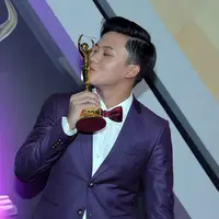 Berbeda dengan tahun lalu, pada tahun ini Rizky Febian berhasil mengondol dua penghargaann dari AMI Awards 2016. Malam puncak digelar di Ecovention Ancol, Jakarta Utara, pada Rabu (28/9/2016) malam. (Deki Prayoga/Bintang.com)