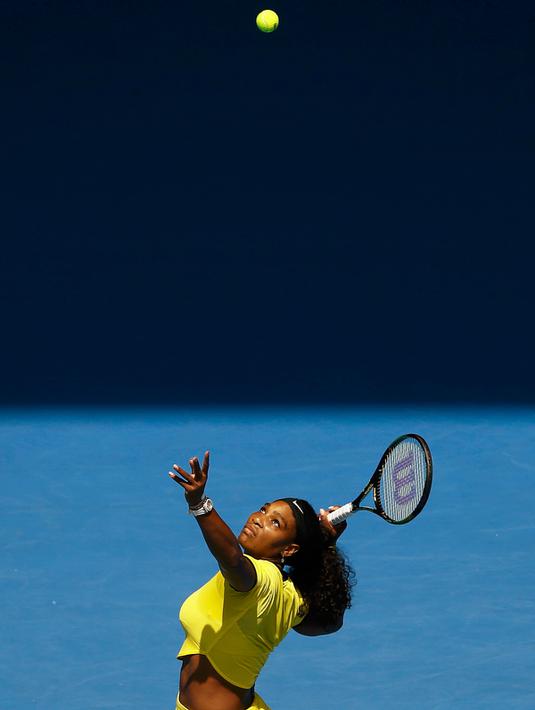 Serena Williams dari AS berusaha memukul bola saat bertanding melawan petenis Rusia, Maria Sharapova pada perempat final Australia Open 2016 di di Melbourne Park, Australia, (26/1). Williams Kalahkan Sharapova 6-4, 6-1. (REUTERS/Jason Reed)