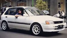 Toyota Starlet EP81 atau Starlet Kapsul berwarna putih menjadi salah satu mobil kesayangan yang dimilikinya. (Source: Instagram/@desta80s)