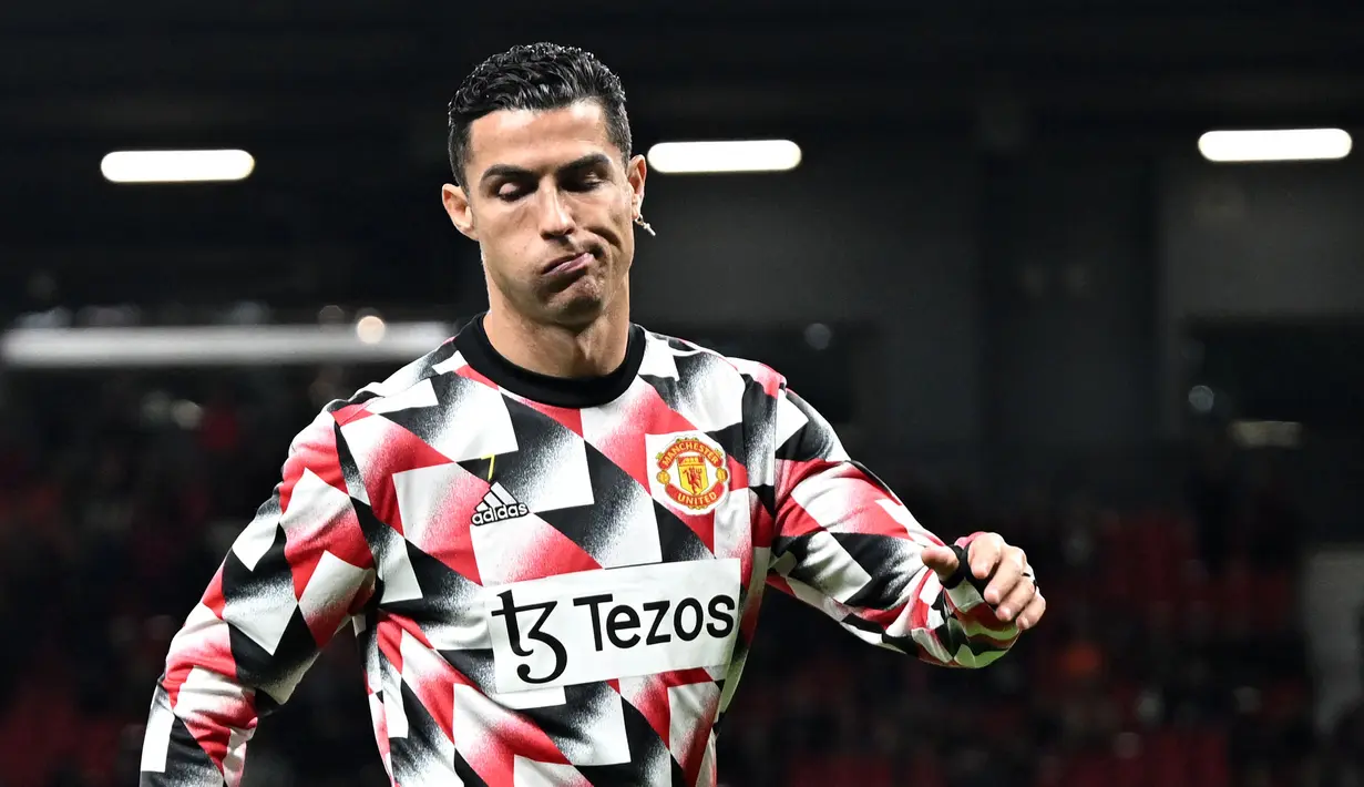 Reaksi pemain Manchster United, Cristiano Ronaldo saat melakukan pemanasan sebelum laga lanjutan Liga Inggris 2022/2023 antara Manchester United melawan Tottenham Hotspur di Old Trafford, Rabu (19/10/2022). (AFP/Oli Scarff)