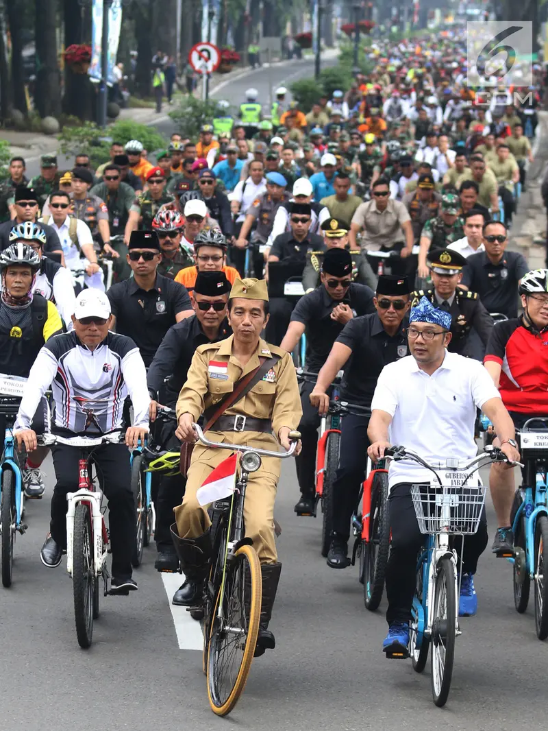 Bergaya Bung Tomo, Jokowi Keliling Bandung Naik Sepeda Ontel