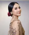 Anya Geraldine menjadi salah satu juri Puteri Indonesia 2022. Tadi malam, Jumat (27/5/2022), ia hadir di Jakarta Convention Center dalam tampilan ayu dengan balutan kebaya. Foto: Instagram.
