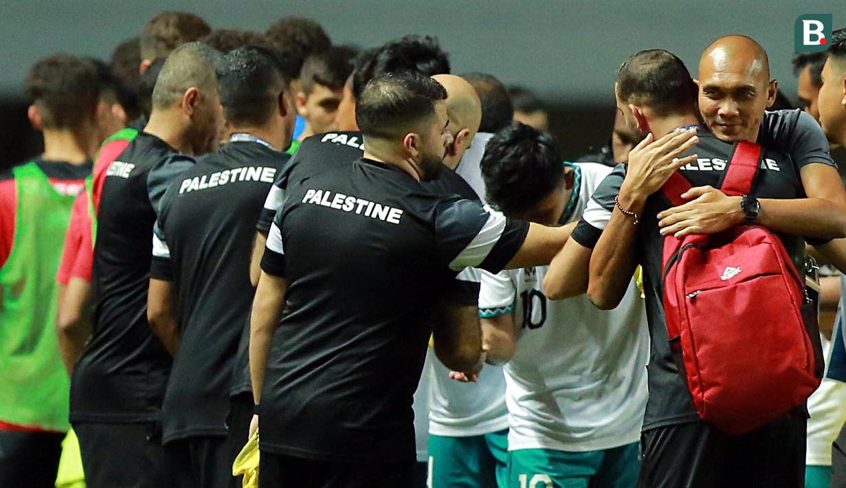 Pelukan hangat juga diberikan asisten pelatih Timnas Indonesia U-17, Markus Horison (kanan) kepada salah satu ofisial tim Palestina U-17 diikuti pemain Timnas Indonesia U-17 dibelakangnya menyalami satu persatu. (Bola.com/M Iqbal Ichsan)