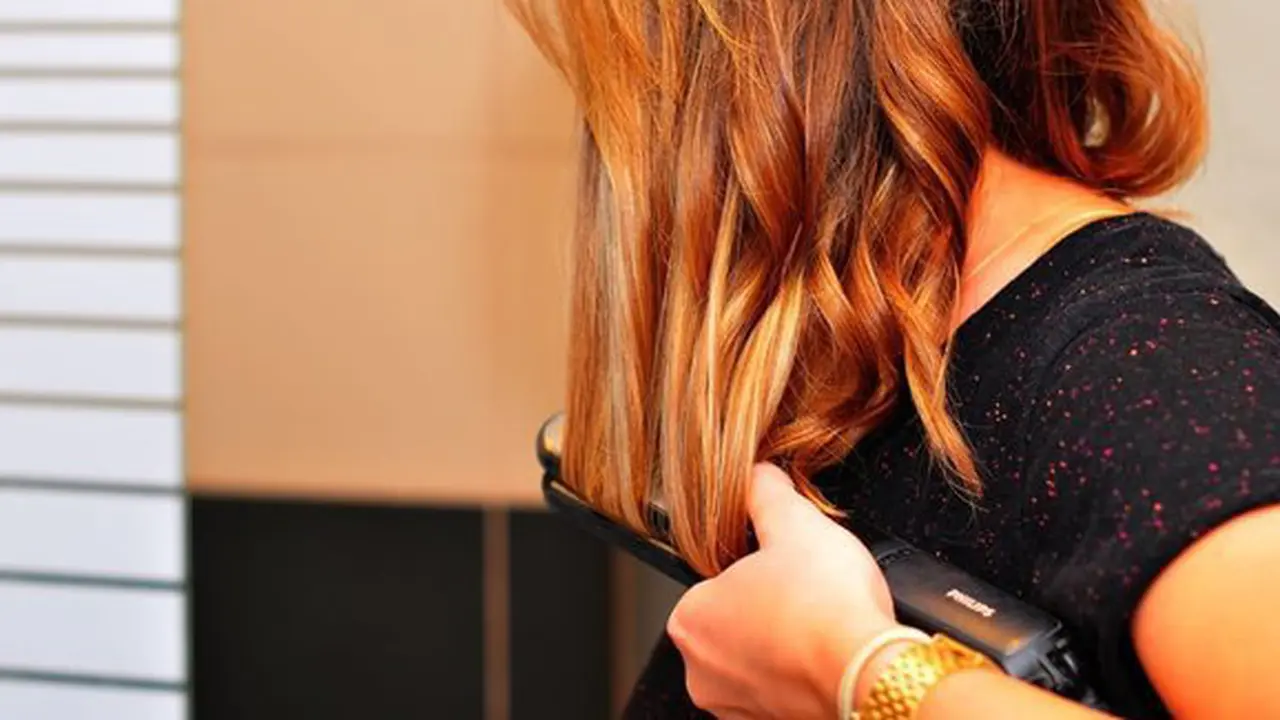 Kamu bisa styling rambut dan lebih tahan lama/copyright: thinkstockphotos.com
