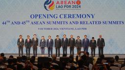 Wakil Presiden Republik Indonesia, Ma'ruf Amin (kedua kanan) menghadiri pembukaan acara Konferensi Tingkat Tinggi (KTT) ke-44 dan ke-45 ASEAN, di Vientiane, Laos. (AP Photo/Dita Alangkara)