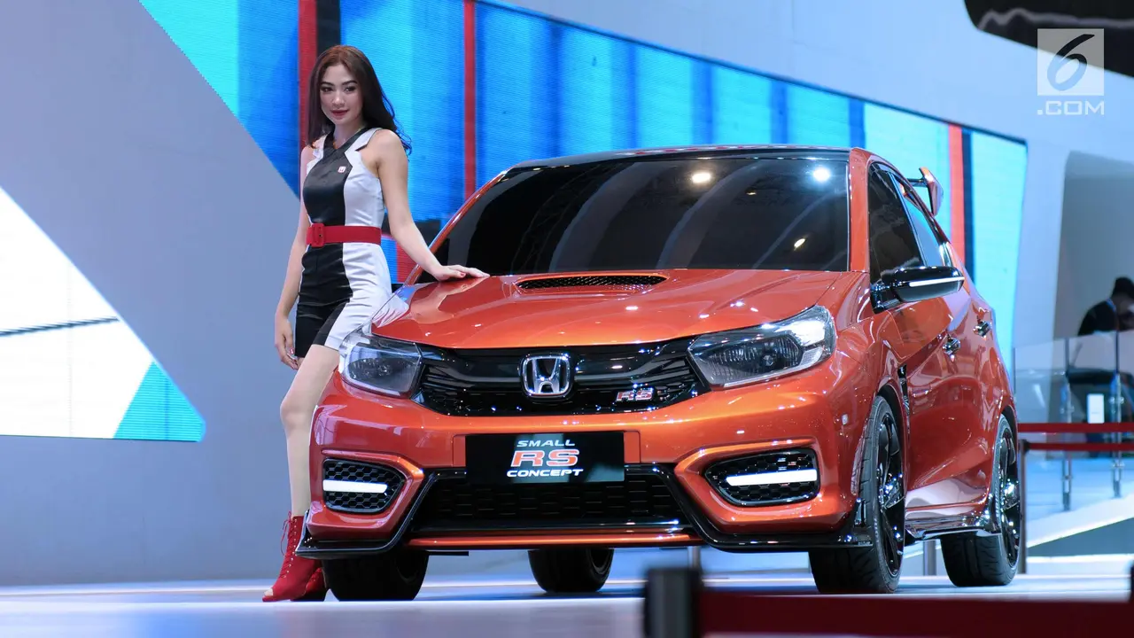 Senyum Manis SPG Sambut Pengunjung IIMS 2018