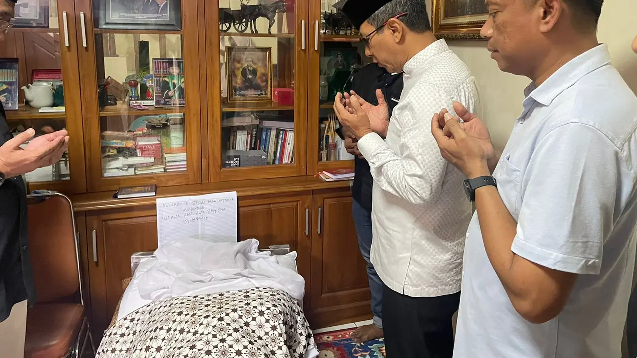 Penjabat (Pj) Gubernur DKI Jakarta Heru Budi Hartono menyambangi kediaman Ketua Fraksi PDI Perjuangan (PDIP) DPRD DKI Jakarta Gembong Warsono yang tutup usia pada Sabtu dini hari (14/10/2023) pukul 01.32 WIB. (Dok. Pemprov DKI Jakarta)