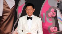 Aktor Hong Kong Andy Lau tersenyum saat menghadiri Hong Kong Film Awards di Hong Kong, (15/4). Hong Kong Film Awards digelar untuk yang ke 37 kalinya dan diberikan kepada insan perfilman. (AP Photo / Vincent Yu)