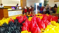 Paket sembako saat ini sangat dibutuhkan masyarakat terdampak covid-19 selama PSBB Pekanbaru. (Liputan6.com/M Syukur)