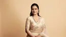 Sebagai perempuan India, Kajol tampil elegan dengan kain sari berwarna cokelatnya. Dengan tanda merah di jidatnya dan anting air dropnya. @kajol