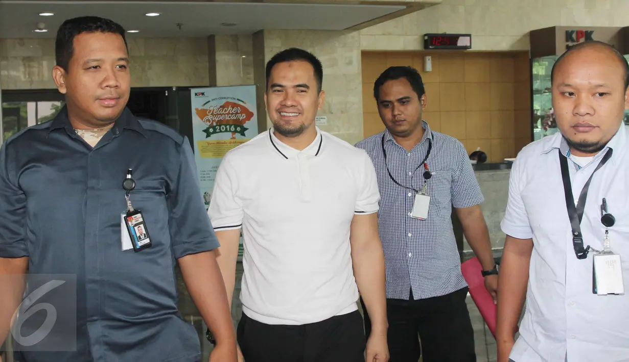 Pedangdut Saipul Jamil berjalan keluar usai menjalani pemeriksaan perdana oleh penyidik KPK, Jakarta, Kamis (22/12). Saipul Jamil dijadikan tersangka pemberi suap pada Panitera Jakarta Utara yang bernama Rohadi. (Liputan6.com/Helmi Afandi)