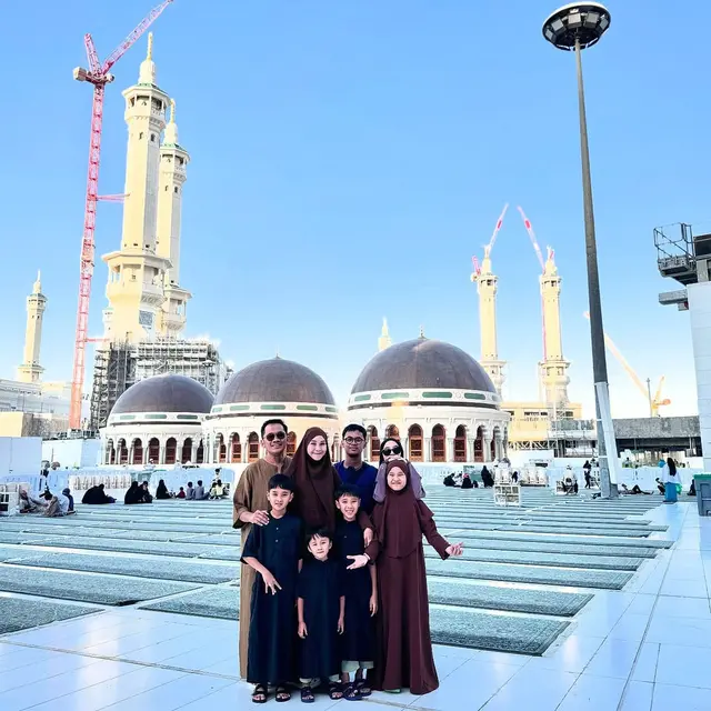 Potret Hanung Bramantyo dan Zaskia Adya Mecca Ajak Anak Umroh. (instagram/zaskiadyamecca)