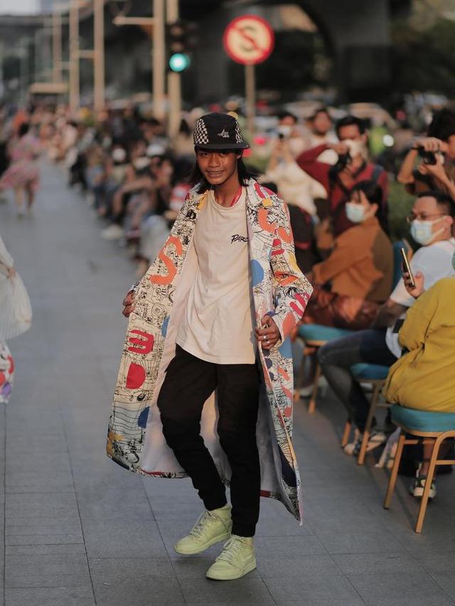 6 Potret Bonge dan Geng Citayam Fashion Week Catwalk Beneran, Bak Model Profesional