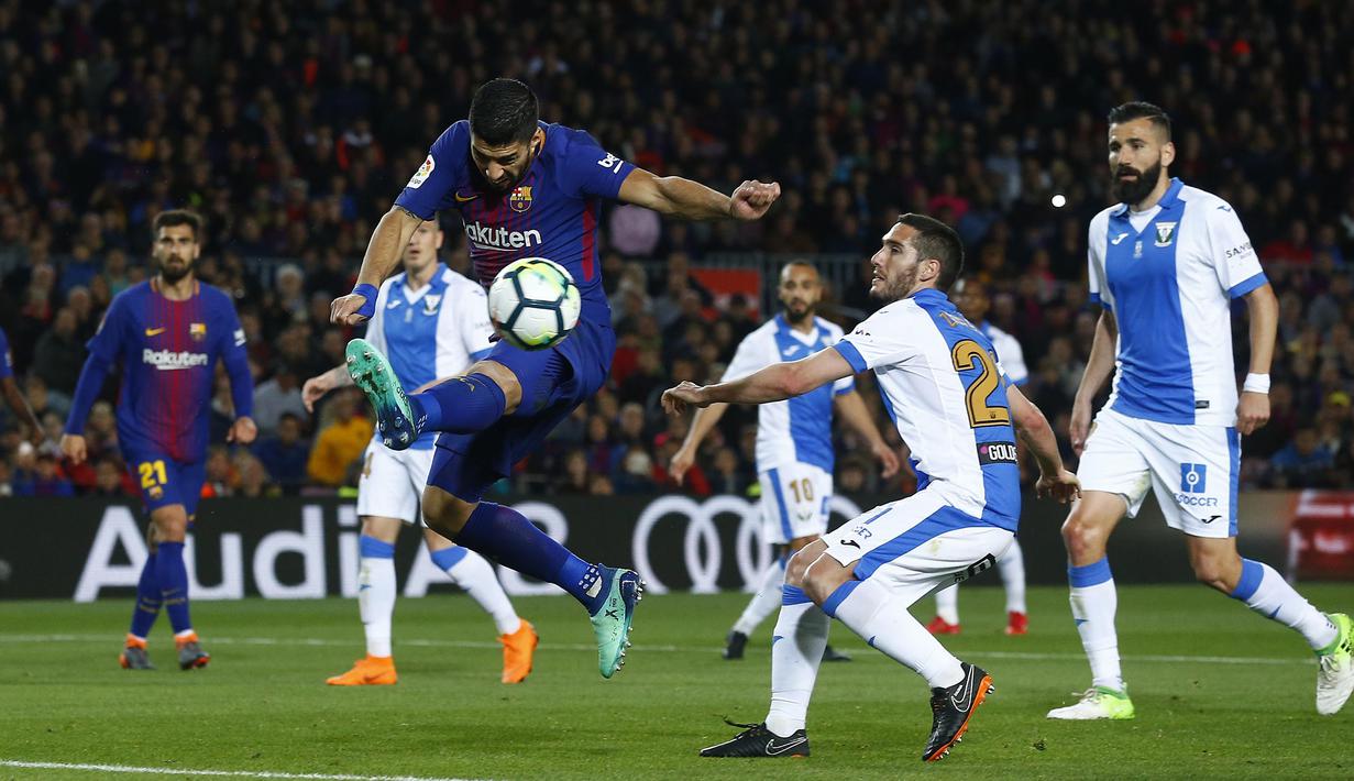 Striker Barcelona, Luis Suarez, menendang bola saat melawan Leganes pada laga La Liga di Stadion Camp Nou, Sabtu (7/4/2018). Barcelona menang 3-1 atas Leganes. (AP/Manu Fernandez)