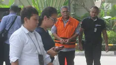 Mantan Kepala Satuan Kerja SPAM Strategis Lampung, Anggiat Partunggul Nahot Simaremare dikawal petugas saat tiba akan menjalani pemeriksaan lanjutan terkait kasus suap proyek pembangunan SPAM tahun anggaran 2017-2018 di Kementerian PUPR di Gedung KPK, Jakarta, Senin (22/4). (merdeka.com/Dwi Narwoko)