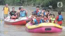 Anak-anak mengikuti rafting pada aliran Sungai Ciliwung di kawasan Bendungan Katulampa, Bogor, Minggu (15/5/2022). Kegiatan bermain sambil mengenalkan alam kawasan daerah aliran sungai (DAS) Ciliwung seperti hiking, menangkap ikan dan rafting yang diadakan oleh Hiking Bocah ini dilakukan setiap akhir pekan dengan biaya Rp 115 ribu/paket anak. (merdeka.com/Arie Basuki)