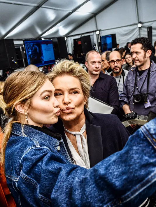 Yolanda Hadid pun menyerang balik publik yang telah memandang bakat putrinya dengan sebelah mata. Selain itu, Yolanda pun klarifikasi tentang kabar miring bahwa kesuksesan Gigi yang memanfaatkan kekayaan orangtuanya. (AFP/Bintang.com)