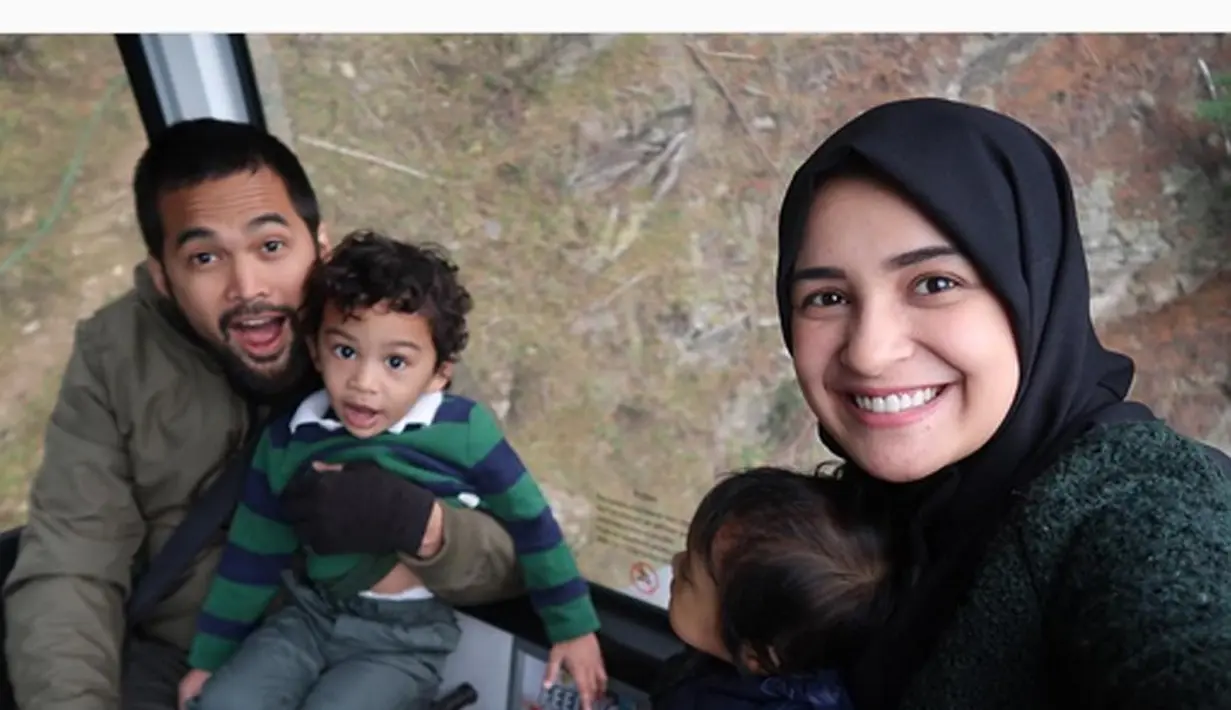 "Watak anak kan beda-beda, tapi itu bisa dibentuk dari sejak mereka dini, semua bisa dibentuk dari didikan orangtuanya walaupun penyampaian ngomongnya beda," lanjutnya. (Instagram/shireensungkar)