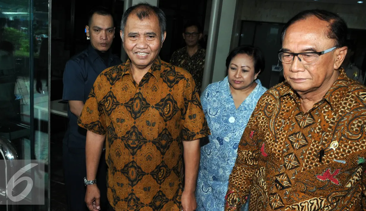 (Ki-ka) Ketua KPK Agus Rahardjo, Ketua Wantimpres Sri Adiningsih dan anggota Sidarto Danusubroto usai mengadakan pertemuan di Gedung KPK, Jakarta, Kamis (14/7). (Liputan6.com/Helmi Afandi)