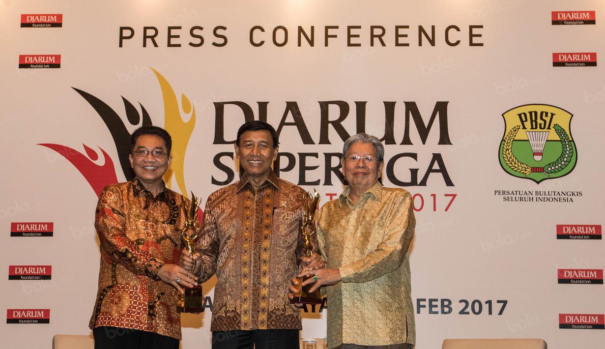 Ketum PBSI, Wiranto (tengah, memegang Piala Djarum Superliga 2017 saat jumpa pers di Hotel Kempinski, Jakarta, Rabu (11/1/2017). Perhelatan ini merupakan yang keenam kalinya sejak diadakan mulai tahun 2007. (Bola.com/Vitalis Yogi Trisna)