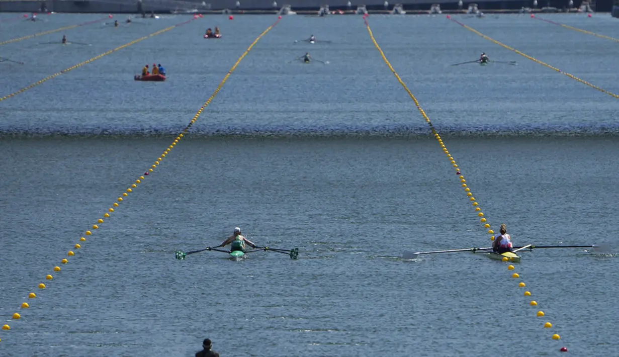 Para pendayung berlatih jelang Olimpiade Tokyo 2020 di Sea Forest Waterway, Tokyo, Jepang, Minggu (18/7/2021). Olimpiade Tokyo 2020 dijadwalkan bergulir mulai 23 Juli hingga 8 Agustus 2021. (AP Photo/Jae C. Hong)