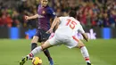Bek Barcelona, Sergi Roberto melakukan operan pada laga lanjutan La Liga yang berlangsung di stadion Camp Nou,  Senin (14/1). Barcelona menang 1-0 atas Eibar (AFP/Lluis Gene)