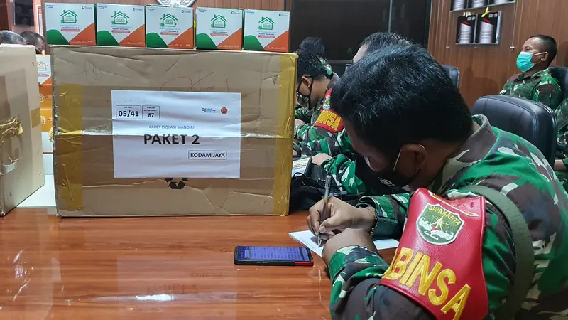 Anggota Kodim 0508/Depok menyiapkan paket obat untuk warga yang melakukan isoman di Kota Depok.