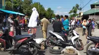 Warga memblokir jalan lintas Sumbawa-Bima usai gagal menjemput jenazah pasien Covid-19. (Foto: Liputan6.com/Miftahul Yani)