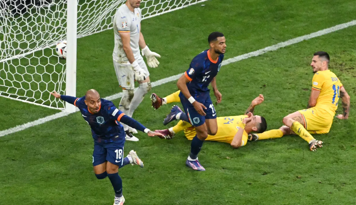 Dua gol Donyell Malen pada menit ke-83 dan 90+3 memperbesar keunggulan Belanda atas Rumania. (THOMAS KIENZLE/AFP)