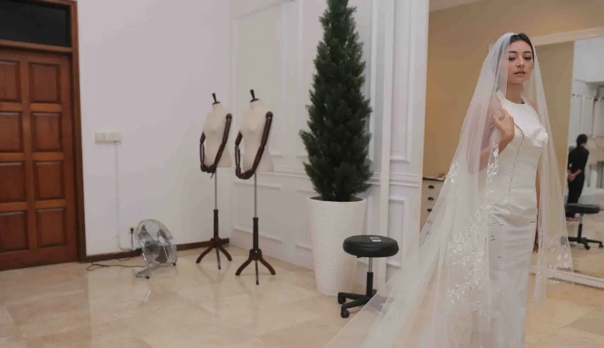 "Sebenernya plannya udah lumayan lama ya, udah beberapa bulan lalu. Persiapan weddingnya juga udah jauh banget, dari awal tahun ini," ujar presenter FOX Sports Asia itu. (Andy Masela/Bintang.com)