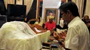 Keluarga dan kerabat mendoakan jenazah mantan hakim agung Benjamin Mangkoedilaga, yang disemayamkan di rumah duka di Jakarta Selatan, Kamis (21/5/2015). Benjamin‎ meninggal karena sakit jantung yang dideritanya. (Liputan6.com/Yoppy Renato)