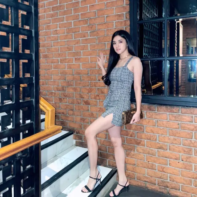 Genap Berusia 35 Tahun, Ini 7 Potret DJ Una Tampil Menawan Saat Pakai Dress