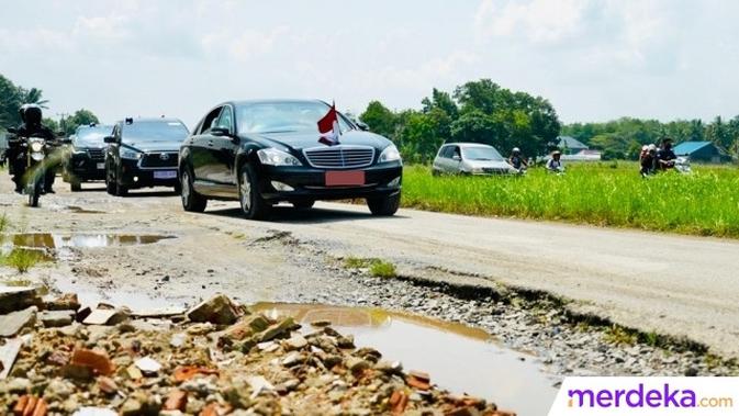 Presiden Jokowi mengatakan Kementerian PUPR akan mengambil alih perbaikan jalan di daerah jika provinsi atau kabupaten merasa tidak mampu melakukan perbaikan.