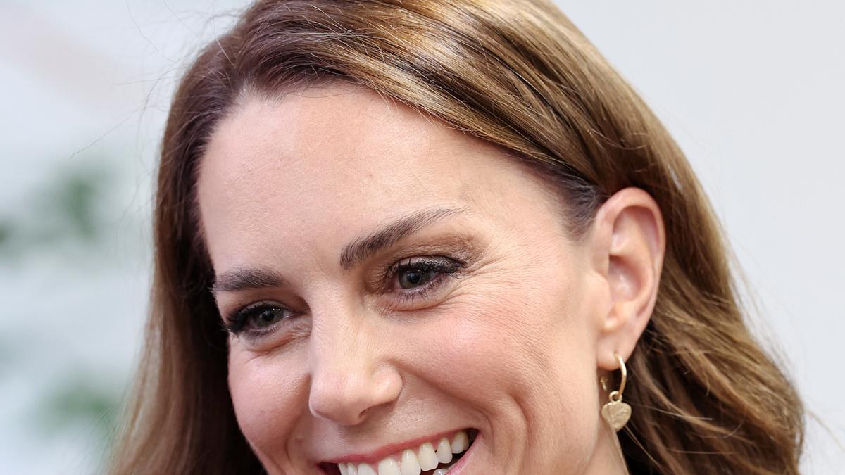 Kate Middleton Bersetelan Formal Rancangan Desainer Favorit Meghan Markle, Antingnya Curi Atensi